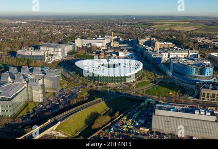 Photo aérienne du campus de Cambridge Biomedical qui comprend l'hôpital Addenbrooke, le bâtiment de R&D d'AstraZeneca et l'hôpital Royal Papworth de Cambridge, Cambridgeshire, Royaume-Uni Banque D'Images