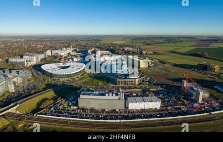 Photo aérienne du campus de Cambridge Biomedical qui comprend l'hôpital Addenbrooke, le bâtiment de R&D d'AstraZeneca et l'hôpital Royal Papworth de Cambridge, Cambridgeshire, Royaume-Uni Banque D'Images