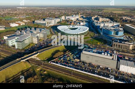 Photo aérienne du campus de Cambridge Biomedical qui comprend l'hôpital Addenbrooke, le bâtiment de R&D d'AstraZeneca et l'hôpital Royal Papworth de Cambridge, Cambridgeshire, Royaume-Uni Banque D'Images