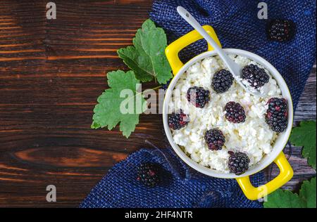 Fromage cottage frais avec des mûres fraîches dans un bol Banque D'Images