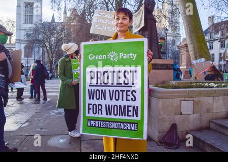 Londres, Royaume-Uni 12th janvier 2022.Caroline Lucas, députée du Parti vert, sur la place du Parlement.Les membres du Parti vert et les manifestants se sont rassemblés devant le Parlement pour protester contre le projet de loi sur la police, le crime, la peine et les tribunaux. Banque D'Images