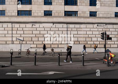 Les Londoniens marchent sous l'architecture fortifiée des bureaux d'Unilever sur le Victoria Embankment à Blackfriars dans la City de Londres, le quartier financier de la capitale, le 13th janvier 2022, à Londres, en Angleterre. Banque D'Images