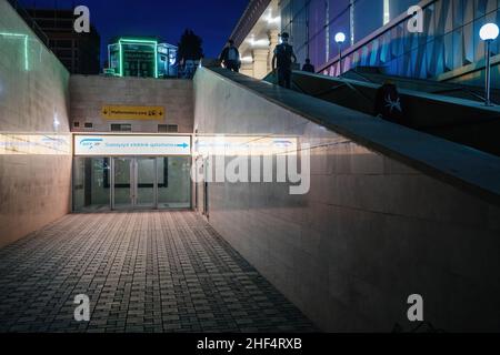 Bakou, Azerbaïdjan - 2 mai 2019: La gare centrale de Bakou la nuit avec entrée de métro vide peu de personnes utilisent l'escalier roulant Banque D'Images