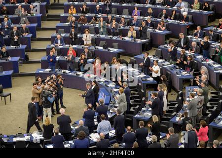 Strasbourg, France - 18 décembre 2019 : le président du Parlement européen, David Sassoli, reçoit le prix Sakharov : la fille du lauréat 2019, Ilham Tohti, reçoit le prix en son nom Banque D'Images