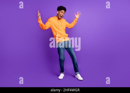 Photo pleine grandeur de jeune afro homme heureux positif sourire excités montrer les mains grande taille mesure isolée sur fond violet couleur Banque D'Images