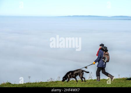 Brighton, le 13th 2022 janvier : la vue de Devil's Dyke dans le parc national de South Downs a vu une brume couvrant la majeure partie du Weald du Sussex au début de cette période Banque D'Images