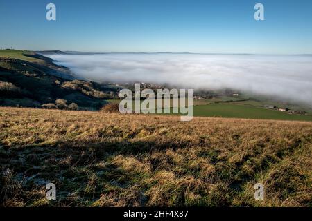 Brighton, le 13th 2022 janvier : la vue de Devil's Dyke dans le parc national de South Downs a vu une brume couvrant la majeure partie du Weald du Sussex au début de cette période Banque D'Images