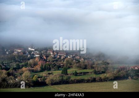 Brighton, le 13th 2022 janvier : la vue de Devil's Dyke dans le parc national de South Downs a vu une brume couvrant la majeure partie du Weald du Sussex au début de cette période Banque D'Images