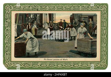 Carte postale originale du début des années 1900 à l'occasion de l'édition édouardienne de Lancashire Pit Brow Lassies au travail, transport du charbon dans les camions, mine de charbon no 1 de Terre-Neuve, Wigan, Greater Manchester, Lancashire, Angleterre,Royaume-Uni photographié en 1907.Publié par J. Starr and Sons Ltd. Wigan. Banque D'Images