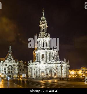 Dresde, Allemagne à Neumarkt Square et église Frauenkirche de nuit. Banque D'Images
