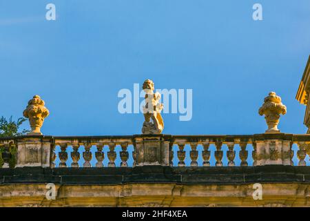 Vue en soirée sur les sculptures du bain de Nymph au Zwinger de Dresde Banque D'Images