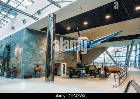 Avion de chasse russe Yakovlev Yak-9, cuisine de campagne de l'armée soviétique et camion soviétique ZIS-5 dans le Musée bélarussien de la Grande Guerre patriotique Banque D'Images