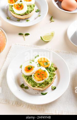 Sandwiches aux œufs d'avocat sur fond de pierre légère. Banque D'Images