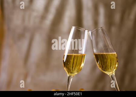 Deux flûtes à champagne avec toile de fond beige, espace copie Banque D'Images