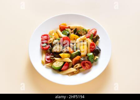 Salade de pâtes Ratatouille sur une assiette sur fond clair.Vue rapprochée Banque D'Images