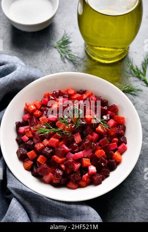 Salade de detox saine avec betteraves, pommes de terre, carottes, cornichons dans un bol sur fond de pierre sombre.Vue rapprochée Banque D'Images