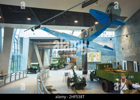 Russe soviétique Yakovlev Yak-9 et d'avions de chasse soviétique ZIS-5 chariot dans le musée de biélorusse la Grande Guerre Patriotique Banque D'Images