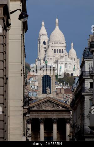 FRANCE.PARIS.18TH QUARTIER.BASILIQUE DU SACRÉ-CŒUR ET NOTRE DAME DE LORETTE Banque D'Images