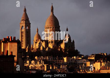 FRANCE.PARIS.18TH QUARTIER.BASILIQUE DU SACRÉ-CŒUR ET TOITS DE LA RUE JEAN-BAPTISTE PIGALLE Banque D'Images