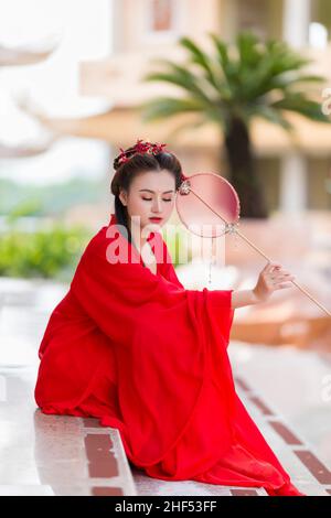 Ho Chi Minh ville, Vietnam: Portrait d'une fille vietnamienne portant des vêtements traditionnels marchant dans le parc Banque D'Images