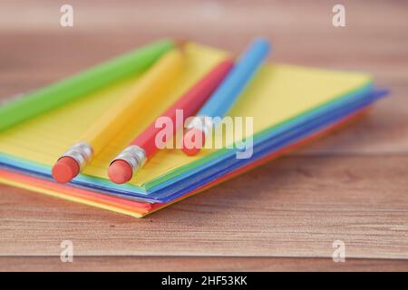 Gros plan des crayons colorés sur le bloc-notes Banque D'Images