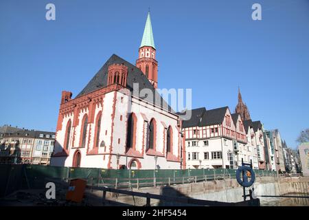 Célèbre vieille église de Nikolai à Francfort sur la place centrale de roemer Banque D'Images