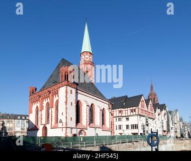 Célèbre vieille église de Nikolai à Francfort sur la place centrale de roemer Banque D'Images