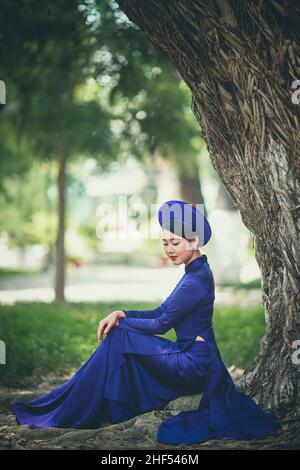 Ho Chi Minh ville, Vietnam: Ho Chi Minh ville, Vietnam: Portrait des femmes en violet ao dai Vietnam, l'Ao dai (long-robe vietnamienne) est le coût traditionnel Banque D'Images