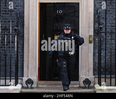 14/01/2022 : Londres - Un officier de police métropolitain entre ce matin au numéro 10 Downing Street avec les journaux du matin, en présence d'allégations d'un parti Banque D'Images