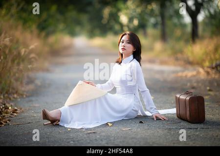 Ho Chi Minh ville, Vietnam: Portrait des femmes en blanc ao dai Vietnam, l'Ao dai (long-robe vietnamienne) est costume traditionnel de la femme vietnamienne Banque D'Images