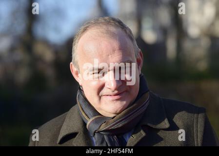 Sir Ed Davey, député de LibDem, Kingston et Surbiton, chef des libéraux-démocrates, à Victoria Tower Gardens, Westminster, accueille Helen Morgan, députée Banque D'Images