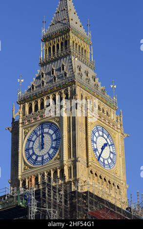 Londres, Angleterre, Royaume-Uni.La tour Big Ben / Elizabeth récemment rénovée a révélé que l'échafaudage est enlevé après plusieurs années de travail.Faces de verrouillage montrant di Banque D'Images