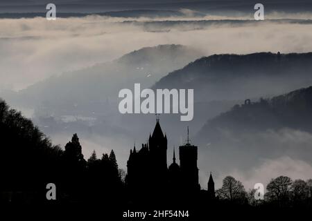 Bonn, Allemagne.14th janvier 2022.Derrière le château de Drachenburg, des nuages de brouillard traversent la vallée du Rhin.Credit: Oliver Berg/dpa/Alay Live News Banque D'Images