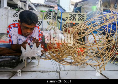 Un artisan fabricant de costumes de danse lion (Barongsai) et dragon (Liong), inspecte ses créations à l'intérieur de sa maison avant les célébrations du nouvel an lunaire Banque D'Images
