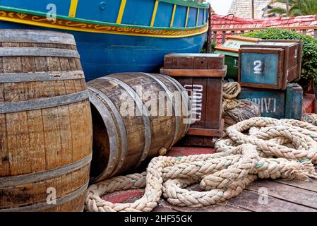 Vieux tonneaux abîmés et une corde usée - nostalgie - anciens articles de la ferme - tonneau métallique, caisses en bois, étuis à fruits, sacs de grain et autres vieux trucs Banque D'Images