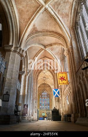 Allée sud et plafond voûté à côté de l'ancienne tombe de la reine Marie d'Écosse dans la cathédrale médiévale de Peterborough, Angleterre. Banque D'Images