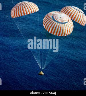 Le module de commande Apollo 17 (cm), avec les astronautes Eugene A. Cernan, Ronald E. Evans et Harrison H. Schmitt à bord, approche de splashdown dans le lac Sud Banque D'Images