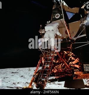 L'astronaute Edwin E Aldrin Jr, pilote du module lunaire (LM) descend du LM, en descendant l'échelle. Photo de la NASA. Banque D'Images