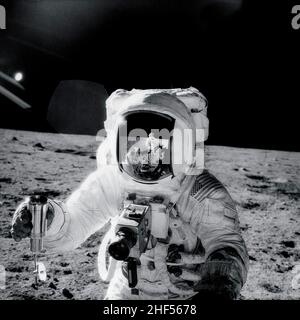 L'astronaute Alan Bean tient un conteneur spécial d'échantillons environnementaux. (NASA). Banque D'Images