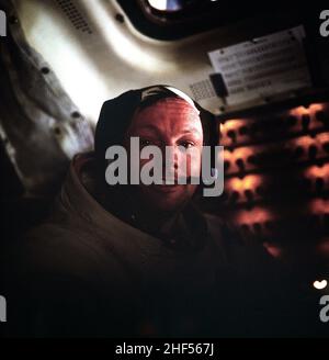 L'astronaute Neil A. Armstrong dans le module lunaire (LM) tandis que le LM repose sur la surface lunaire. Banque D'Images