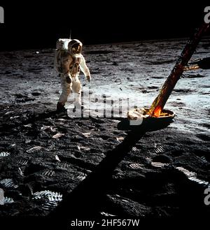 L'astronaute Edwin E. Aldrin Jr., pilote de module lunaire, marche à la surface de la lune près d'une jambe du module lunaire pendant la mission Apollo 11 1969. Banque D'Images