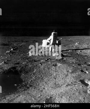 L'astronaute Edwin E. Aldrin Jr., pilote de module lunaire, est photographié avec de l'équipement scientifique. Banque D'Images