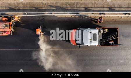 entretien des routes effectuer des réparations sur route, vue de dessus. Banque D'Images