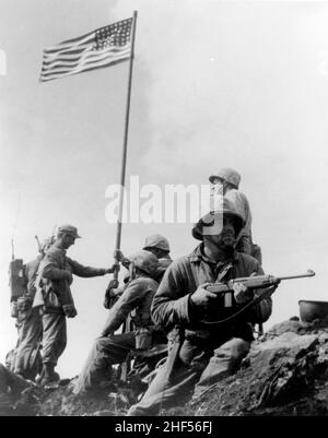 Premier Iwo Jima levée de drapeau - 1945 - Sergent d'état-major Louis R. Lowery, USMC, photographe d'état-major pour le magazine Leatherneck Banque D'Images