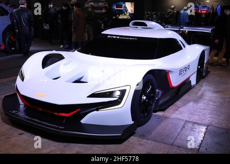 Chiba, Japon.14th janvier 2022.Le constructeur automobile japonais Subaru présente un prototype de véhicule électrique « STI E-RA concept » alimenté par Yamaha Motor a fait quatre moteurs électriques au salon de l'auto de Tokyo à Chiba, banlieue de Tokyo, le vendredi 14 janvier 2022.Un salon annuel de voitures personnalisées a commencé un événement de trois jours en direct pour la première fois en deux ans.Credit: Yoshio Tsunoda/AFLO/Alay Live News Banque D'Images