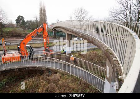 Le pont piétonnier inhabituel qui traverse le A5 principal à Atherstone.Nommé par les habitants comme le pont de Wurley en raison de sa conception, le pont prend les marcheurs de la propriété industrielle Carolyn le long de Well Spring Close, au-dessus de la double chaussée A5 et sur la route Witherley à côté de l'école secondaire.Souvent utilisé comme raccourci par les élèves et les travailleurs, le pont doit être démoli en 2022 car il a été jugé dangereux.Un nouveau pont est prévu pour prendre sa place et se termine par plus d'un demi-siècle d'utilisation. Banque D'Images