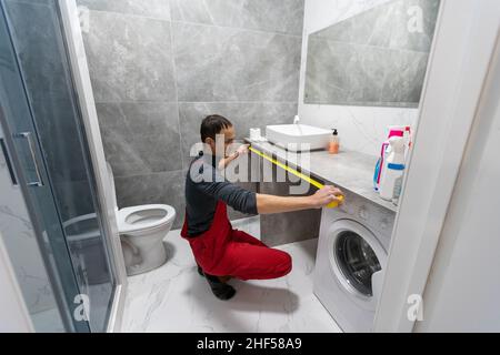 Architecte prenant des mesures d'un tout nouveau mobilier de salle de bain.Design et style de la maison Banque D'Images