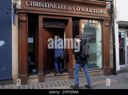 Londres, Royaume-Uni 14 janvier 2022 les bureaux de Christine Lee dans le West End de Londres sont fermés et vides avec un panneau dans la fenêtre indiquant que, en raison du coronavirus, des rendez-vous spéciaux doivent être faits.Barry Gardiner, député de Brant North, a déclaré qu'il se sentait imbécile après la révélation que Mme Lee s'était engagée dans des activités d'ingérence politique.MI5 a publié un rare avertissement qu'un agent chinois présumé a infiltré le Parlement pour s'ingérer dans la politique britannique.MI5 a déclaré Christine Ching Kui Lee a établi des liens pour le Parti communiste chinois (PCC) avec les députés actuels et aspirants.Crédit : Mark Thomas/Alay Live N Banque D'Images