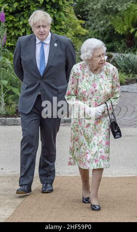 Photo du dossier datée du 11/6/2021 de la reine Elizabeth II et du premier ministre Boris Johnson avant une réception au projet Eden lors du sommet de Cornwall en G7.Downing Street s'est excusé auprès de Buckingham Palace après qu'il a émergé des parties ont eu lieu dans le numéro 10 la veille des funérailles du duc d'Édimbourg l'année dernière.Date de publication : vendredi 14 janvier 2022. Banque D'Images