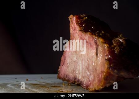 Viande avec le nom de 'cupim', steak de bosse, coupé de boeuf de la partie supérieure du boeuf, largement consommé au Brésil, fumé et tranché ​​​​on blanc de tableau Banque D'Images